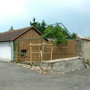 Lemur exhibit construction at Vyskov, 30/05/10
