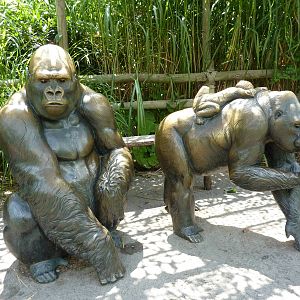 Gorilla Forest - Statues