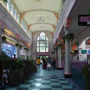 Toledo Zoo - Old cages = cafe!!