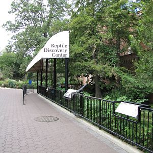 National Zoo 2010 - Alongside the Reptile House