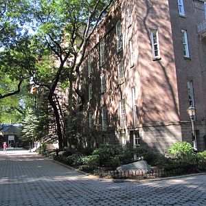 Central Park Zoo 2010 - Alongside the Arsenal towards the gift shop