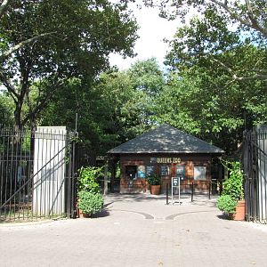 Queens Zoo 2010 - Main entrance