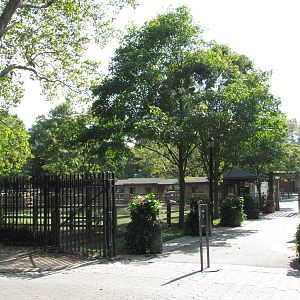 Queens Zoo 2010 - Childrens Zoo entrance across the street