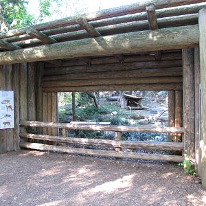 Queens Zoo 2010 - Viewing Hut at Canadian Lynx exhibit