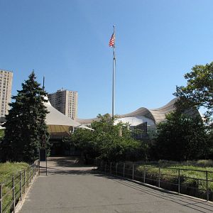 New York Aquarium 2010 - View towards main gate