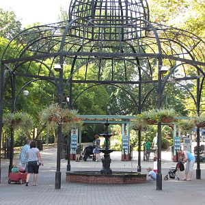 Philadelphia Zoo 2010 - General view past main gate