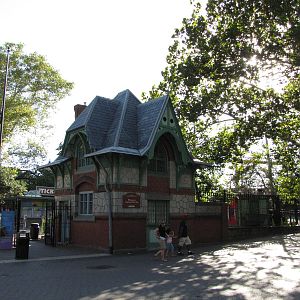 Philadelphia Zoo 2010 - Right part of the main gate from the street