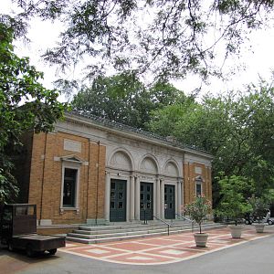 Bronx Zoo 2010 - Education building on historic Astor Court