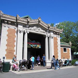 Bronx Zoo 2010 - Front of Madagascar