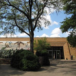 Dallas Zoo 2010 - Front of the Bird and Reptile Building