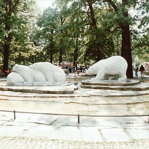 Berlin Zoo 1995 - Polar Bear fountain