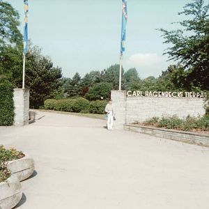 Hagenbeck 1995 - Welcome gate next to the subway station