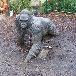 Gorilla statue at London Zoo, 15 January 2011