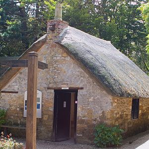 swan herds Cottage @ Abbotsbury Swannery