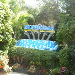 Dolphin model at Mundo Mar 01/08/11