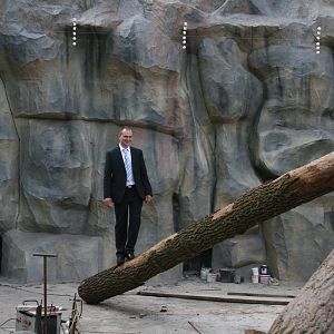 Director of the Kiev zoo Tolstoukhov Alexey check strength new construction
