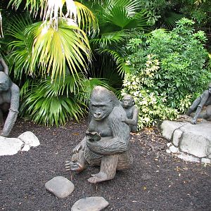 Myombe Reserve - Gorilla Statues