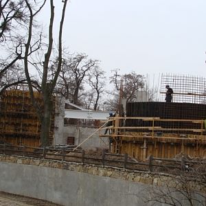 Construction of the pavilion for rhinoceros