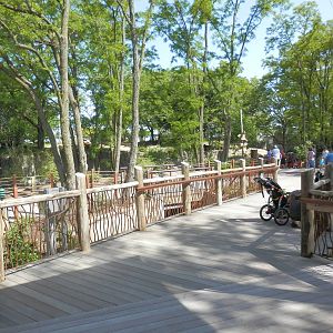 trail to indoor viewing/rhinos