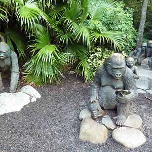 Myombe Reserve - Entrance Statues