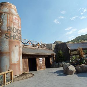 Rocky Shores - Bear Dens + Polar Bear Exhibit