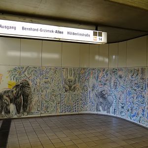 Graphicses in the station queues U-bahn by the Zoo