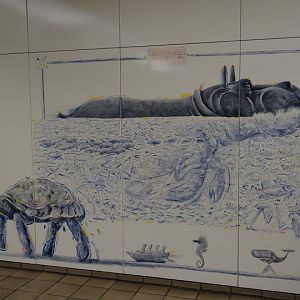 Graphicses in the station queues U-bahn by the Zoo