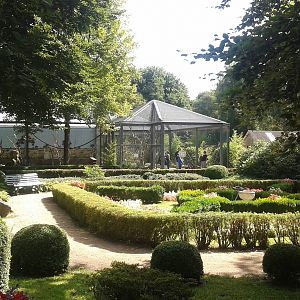 Walk-through aviaries