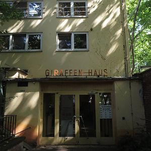 Giraffe house - entrance