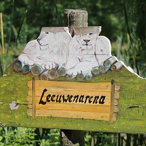 Older sign White lion area