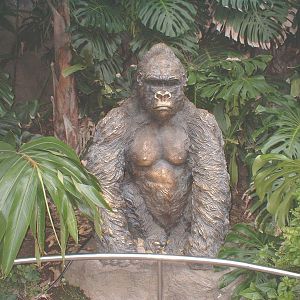 Gorilla statue at Loro Parque, 21 May 2004