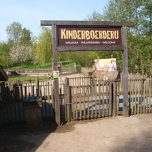 Entrance to the petting zoo paddock (May 2nd, 2015)