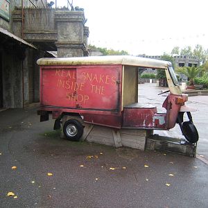 Unique direction sign post