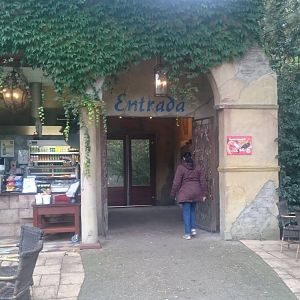 Coffee-corner and entrance Cuba-aviary
