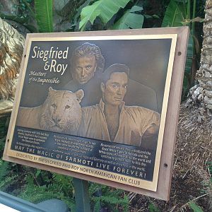3/8/2016 - Siegfried & Roy Info Sign