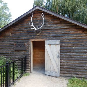 8/22/2016 - Menominee Park Zoo - Elk Habitat Viewing Cabin