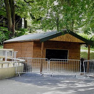 Indoor exhibit for Black howler monkeys