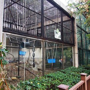 Primate enclosure