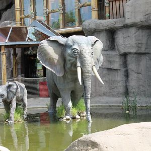 Elephant-replica's near entrance