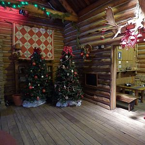 Northern Trek - Holiday Decorations in Wolf Lodge