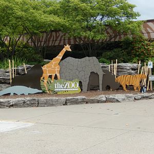 8/4/2017 - Entrance Plaza - Wood Animals