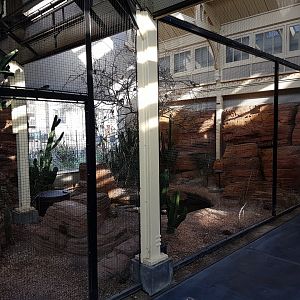 Indoor-weaver aviary