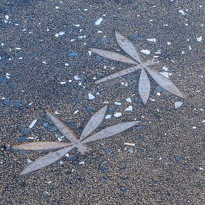 Animal decoration around the statue