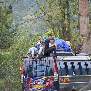 When there is no room inside..... Flores bus.