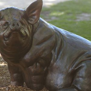 Melbourne Zoo's pig statue