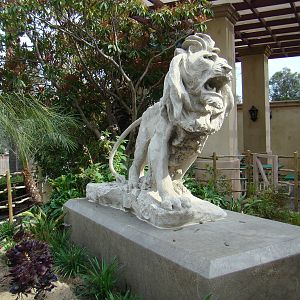 Selig Zoo lion statue