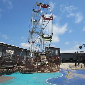 Ferris Wheel + Statues