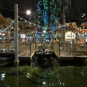 Memphis Bass Pro Shop - Native Fish Pond