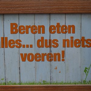 Bears eat everything so feed nothing sign