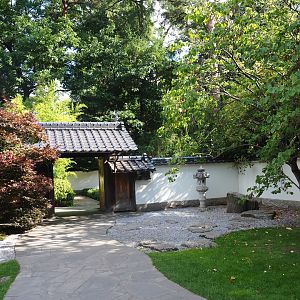 Japanese garden - Gate towards the Japanese cranes